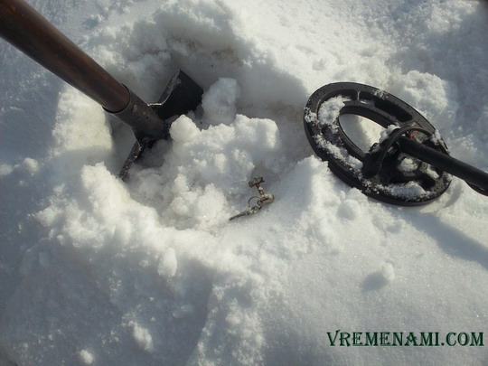 найденные в снегу ключи